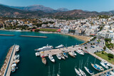 Fototapeta  - Ujęcie. z drona na piękne greckie miasto Ajos Nikolaos na wyspie Kreta w Grecji, port i marina u wybrzeży morza śródziemnego, idealna wakacyjna destynacja 