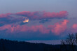 Pełnia księżyca przesłonięta przez różowe chmury, Polska.