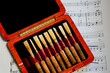 Box mit Rohrblattsammlung für eine Oboe auf einem Musikstück als Hintergrund