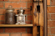 アンティークのコーヒーミルとコーヒー豆のあるレンガの部屋
