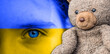 Panorama Kinder Augen voller Traurigkeit in Ukraine Farben mit Teddybär
