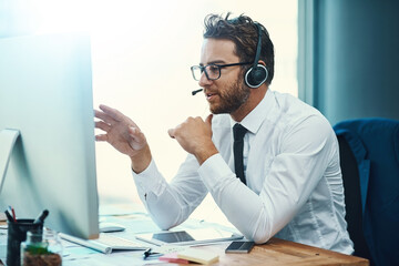 Aufkleber - Theres no issue he cant tackle for his clients. Shot of a call centre agent working in an office.