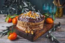 Traditioneller Italienischer Panettone Cioccolate Kuchen Gefüllt Mit Glasierten Früchten, Rosinen Und Schokoladenüberzug Serviert Als Close-up Auf Einem Rustikalen Holz Board