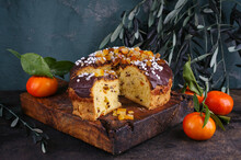 Traditioneller Italienischer Panettone Cioccolate Kuchen Gefüllt Mit Glasierten Früchten, Rosinen Und Schokoladenüberzug Serviert Als Close-up Auf Einem Rustikalen Holz Board