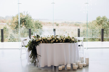 Poster - Fresh flowers on a festive table in a restaurant. Wedding decorations