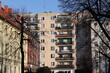 Stare zniszczone budynki we Wrocławiu nadające się do remontu z balkonami w słoneczny dzień.