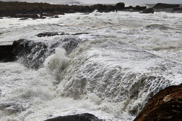 Wall Mural - waves on the rocks