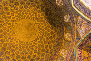 Wall Mural - ISFAHAN, IRAN - JULY 10, 2019: Dome of Sheikh Lotfollah Mosque in Isfahan, Iran