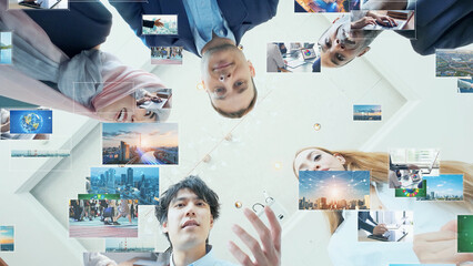 Wall Mural - 映像を見る多国籍の人々