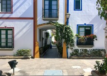 Casas Pintadas Con La Decoración Exterior Tradicional En Puerto Mogán, Gran Canaria, España. Casas De Colores En La Zona Residencial Cerca Del Puerto.