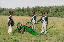 The Soldiers Are Reloading The Cannon