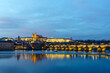 Stadtansicht von Prag, Tschechien, mit Blick auf die Moldau, die Karlsbrücke und die Prager Burg; Prag in der Abenddämmerung