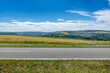 Landstraße durch Felder, Panoramablick auf die Landschaft des Mittelrheintals bei Sankt Goarshausen im Sommer – Country Road in Germany	