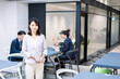 © maroke - オフィスで働くキャリアウーマン