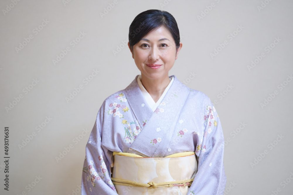 着物姿の中年女性 カメラ目線 ポートレート Stock Photo | Adobe
