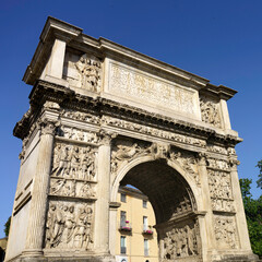 Fototapete - Benevento: Arco di Traiano, Roman arch, at morning