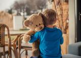 Fototapeta Tulipany - Depresja u dzieci w wieku przedszkolnym. Stany lękowe, opuszczenie i osamotnienie wśród dzieci. 