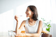 © amanaimages - 朝食を食べる女性