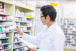 © amanaimages - 薬を探す薬剤師