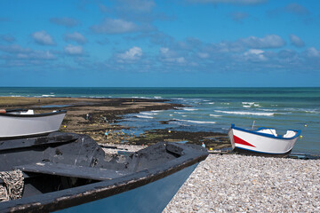 Wall Mural - Kiesstrand mit bunten Fischerbooten in Yport im Sommer, Seine-Maritime, Normandie, France