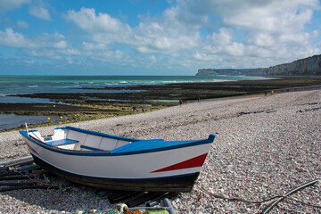 Wall Mural - Kiesstrand mit bunten Fischerbooten in Yport im Sommer, Seine-Maritime, Normandie, France