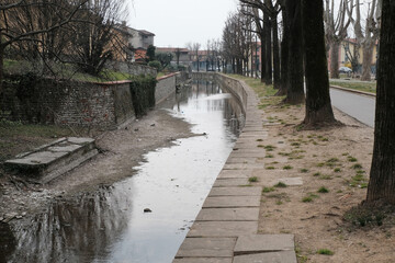 Wall Mural - Il fossato che circonda il borgo di Cologno al Serio in provincia di Bergamo, Italia.