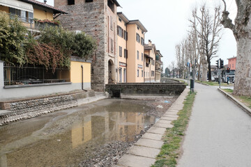 Wall Mural - Il fossato che circonda il borgo di Cologno al Serio in provincia di Bergamo, Italia.