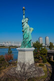Fototapeta Las - お台場の自由の女神像を巡るボードウォーク (東京都港区)