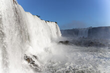 Paisagem Das Cataratas Do Iguaçu Com A Formação De Arco-iris. Maior Queda Da água Do Mundo.