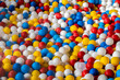 canvas print picture - ein Bällebad mit vielen bunten Bällen rot blau gelb weiß als Hintergrund