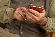 Hombre Senior Utilizando Un Movil, Concepto De La Brecha Digital En Personas De La Tercera Edad