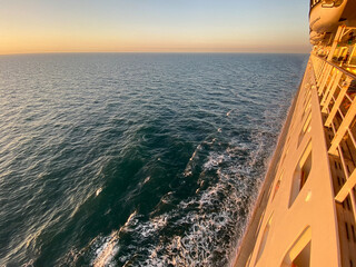 Sonnenliegen auf Luxus Kreuzfahrtschiff - Sun loungers and deck chairs on luxury Cunard oceanliner, cruiseship or cruise ship liner QM2 Queen Mary 2 on outdoor promenade teak deck	