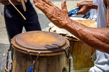 Canvas Print - Musicians playing traditional instruments used in capoeira, a mix of fight and dance from Afro-Brazilian culture in the streets of Pelourinho in Salvador, Bahia