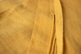 Fototapeta  - Fular amarillo con flecos