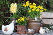 rustikale Osterdekoration mit Osterhühnern und gelben Frühlingsblumen