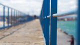 Fototapeta Sport - Macro d'une barrière de protection bleue, sur la digue de Port-la-Nouvelle