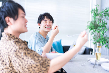 Sticker - みんなで食事をする若い男女