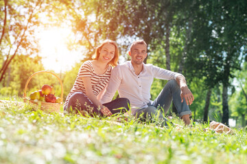 Canvas Print - Couple on a picnic in the park