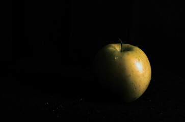 Canvas Print - Closeup of a green apple with a black background