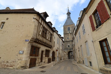 Rue typique, ville de Avallon, département de l'Yonne, France