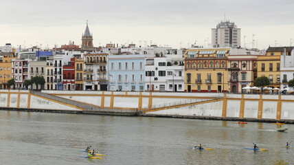 Wall Mural - La tour de l'or sur les rives de la rivière à Guadalquivir à Séville