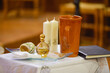 Éléments préparés sur une table pour la cérémonie d'un baptême dans une église