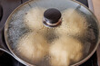 Dampfnudel kochen in einem Topf