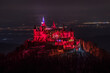 Zeller Horn mit Blick zur mittelalterlichen Ritterburg Burg Hohenzollern nachts im roten Licht beleuchtet in Bisingen Hechingen, Deutschland