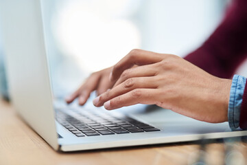 Aufkleber - Hes a 70 wpm kind of guy. Shot of an unidentifiable businessman using his laptop in his office.