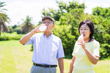 水分補給をする高齢者