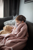 Fototapeta  - chore dziecko pod kocem robi inhalacje