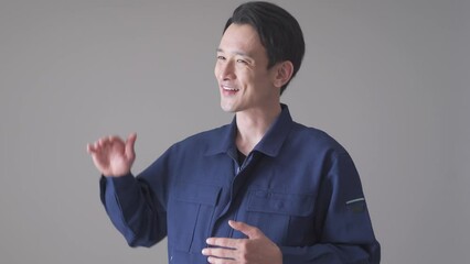 Poster - 話をする作業着を着た日本人男性