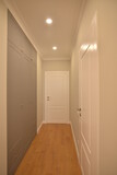Fototapeta Tulipany - bright corridor in a new apartment with a modern renovation