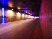 Le Tunnel Souterrain Du Jardin Des Tuileries, Transition Ou Passage Entre Les Rives De Seine Et Les Jardins, Lumineux Avec Des Spots Rouges, Bleus Et Violets